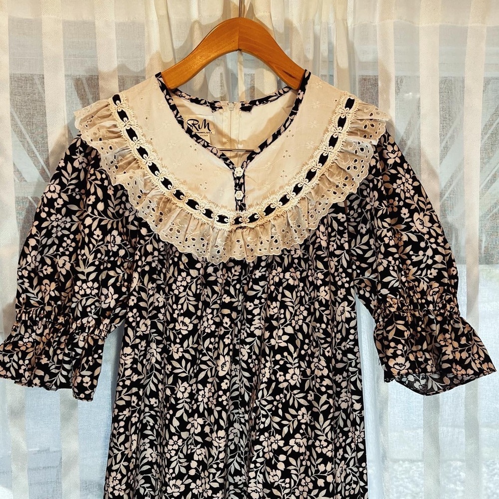 Vintage RM muumuu size 8. Fits more like a 6/7. Black and white.